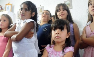 Uruguay/Durazno/Fotografias tomadas durante el rodaje de Bella Vista, película que cuenta la historia del Bella Vista, club de fútbol de la divisional B, de la ciudad de Durazno, cuya sede se convirtió en prostíbulo de travestis, cuando el club dejó de competir y luego tras la movilización de algunos vecinos ofendidos con el uso que se le daba al local del otrora club de fútbol, que lograron expulsar al prostíbulo, se transformó en la capilla Jesús de la Misericordia. En la jornada se realizó la recreación de la inauguración de la capilla. La película está dirigida por Alicia Cano y co producida por Mario Jacob y Thomas Mauch.Domingo 13 de febrero de 2011